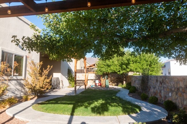 Building Photo - Stunning 4 bedroom, 2,5 bath home in West ...
