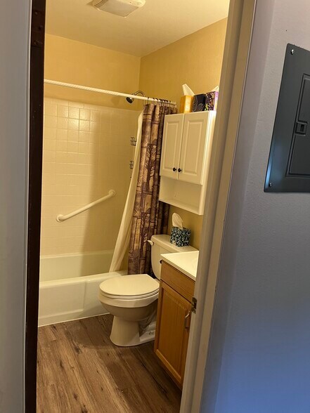 Building Photo - 2600 Parklake Ct