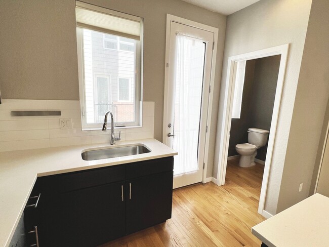 Building Photo - Luxury Slot-Style Town Home in the Heart of RiNo