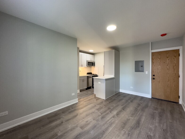 Building Photo - 545 W Belmont