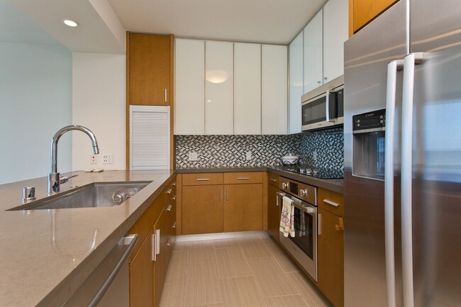 Building Photo - BEAUTIFUL 1 BEDROOM UNIT IN THE COLLECTION