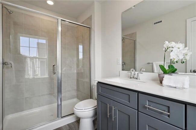 Building Photo - Luxury End-Unit Townhome with 4 Bedrooms &...