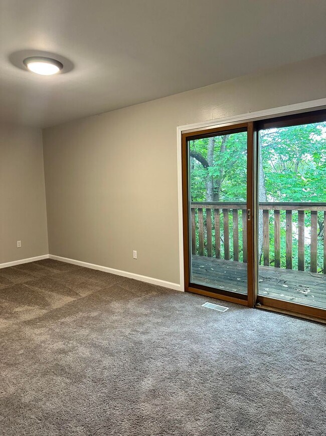 Building Photo - PRICE REDUCED! 3 bedroom, 2.5 bath Townhouse: Cedar Grove Townhomes!