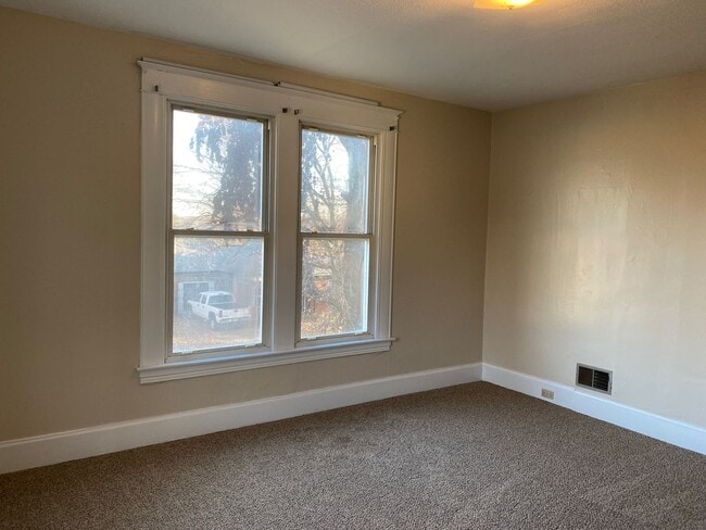 Building Photo - 123 Teckla Ave