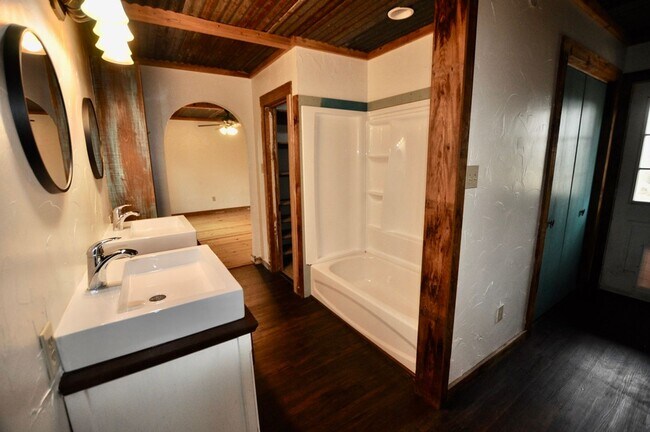 Building Photo - COMING SOON - FOR LEASE! Hard to Find Hors...