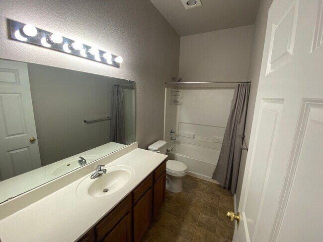 Building Photo - 3/2 Single Story ~ Conveniently located to...