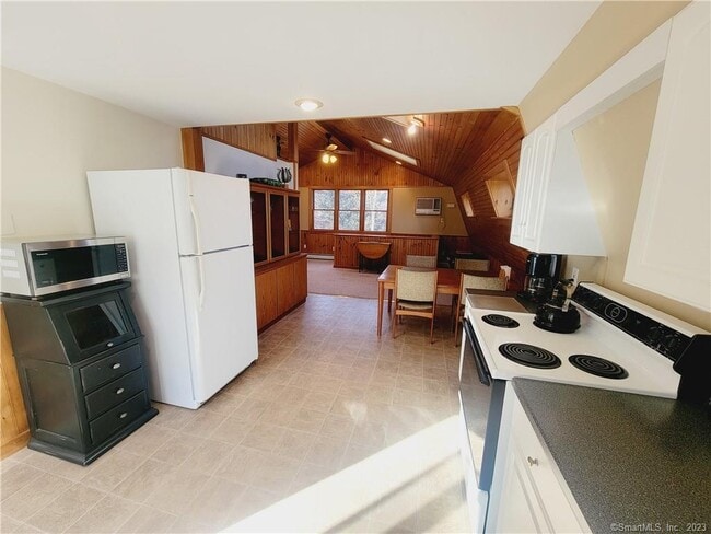 Building Photo - 4 -8 E Lake Rd