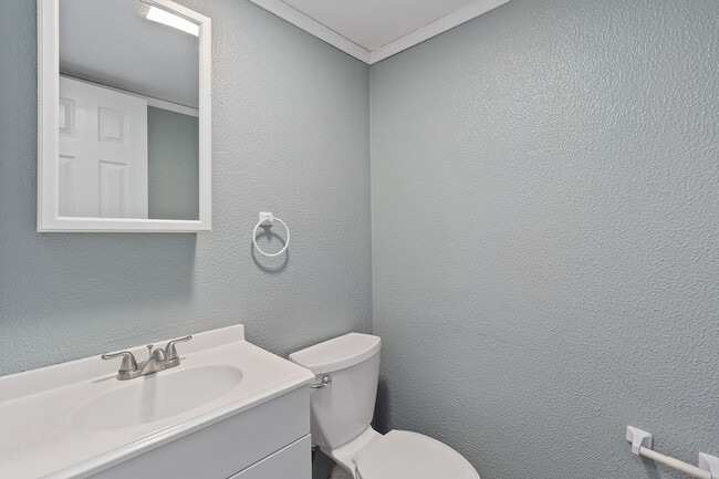 Building Photo - 618 E Johnston St