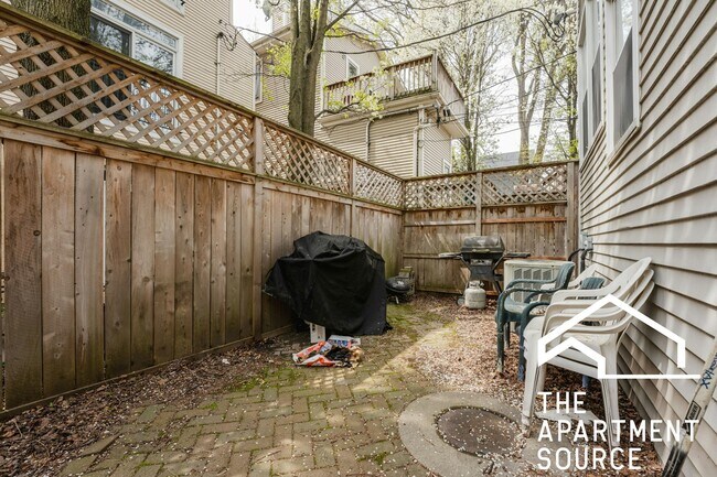 Building Photo - 3010 N Greenview Ave