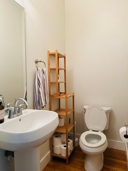 Building Photo - 2427 Winburn Ave