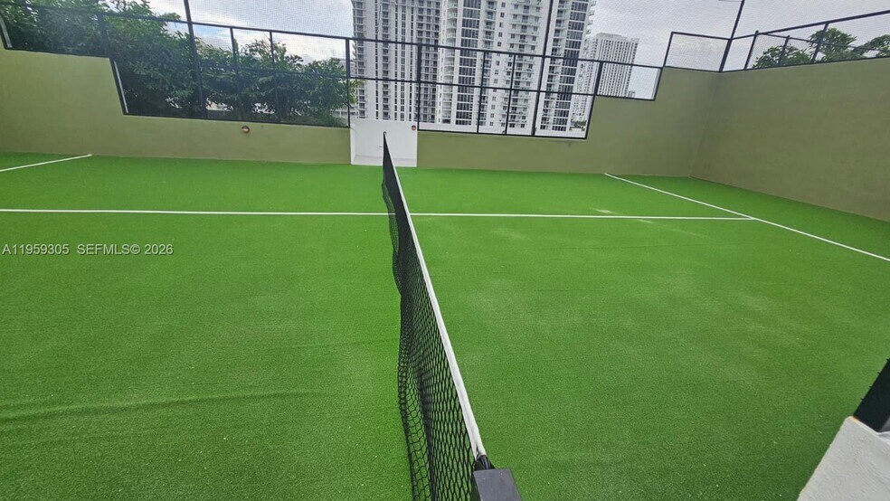 Building Photo - 700 NE 24th St