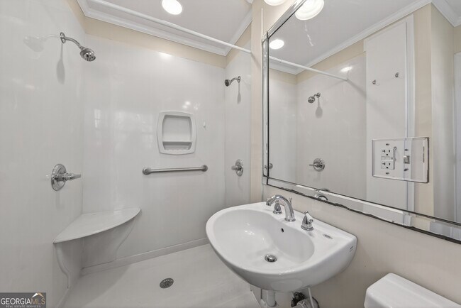 Building Photo - 741 East Ave