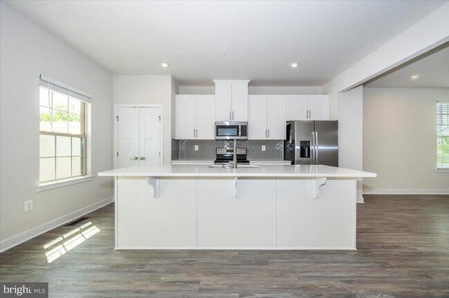 Building Photo - 7201 Bodkin Wy