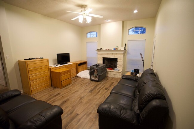 Building Photo - 3 Bedroom 2 Bath in South College Station,...