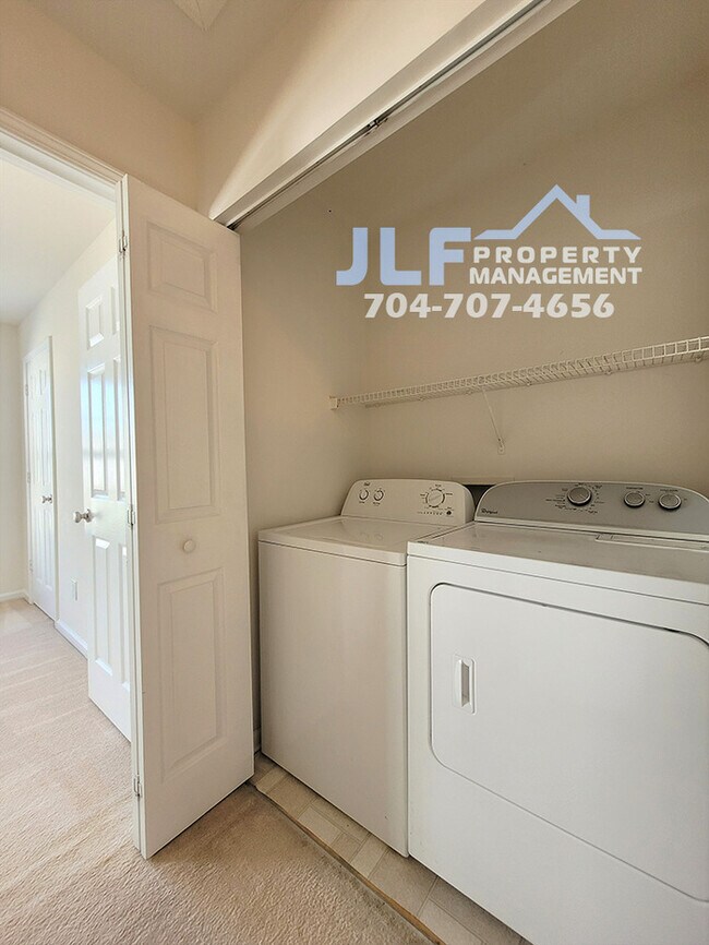 Building Photo - Great 3/2.5 Home in Sought After Charlotte...