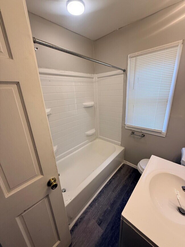Building Photo - "Charming 3-Bed, 1 bath Retreat with Beautiful Floors on Laura Avenue!"