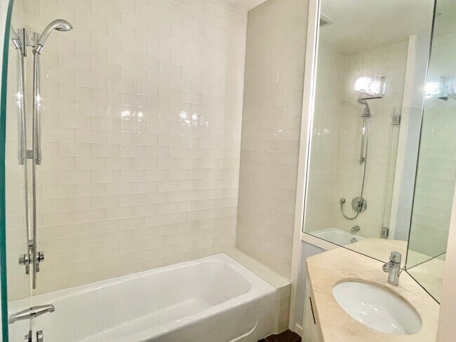 Building Photo - Lower Pacific Heights 2BR/2BA Condo With Bonus Room! Deck! Yard! Garage!  PROGRESSIVE