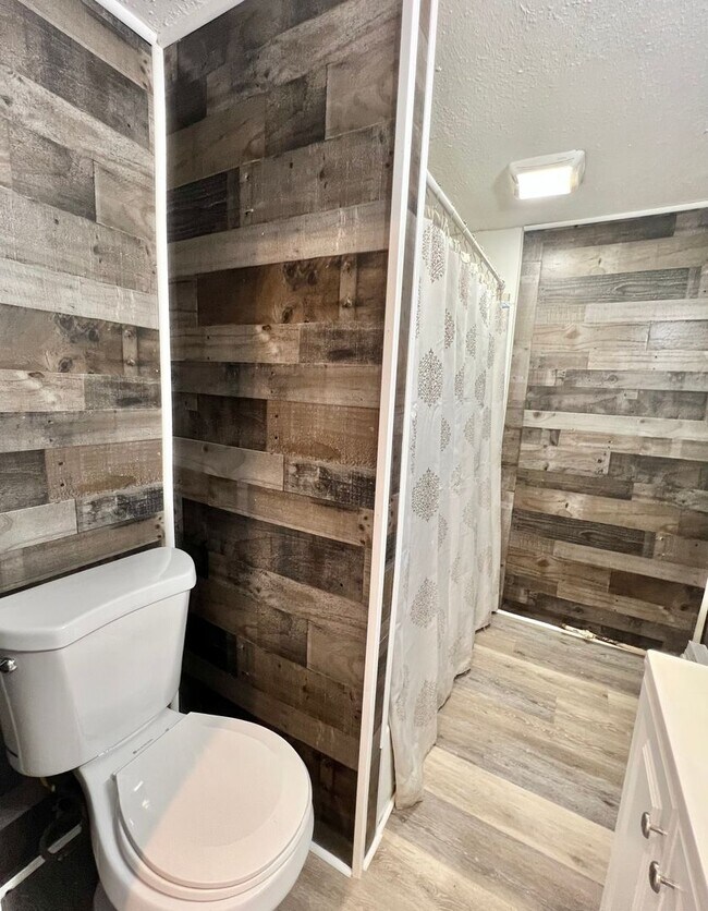 Building Photo - 3 Bedroom 2 Bath City Home Available