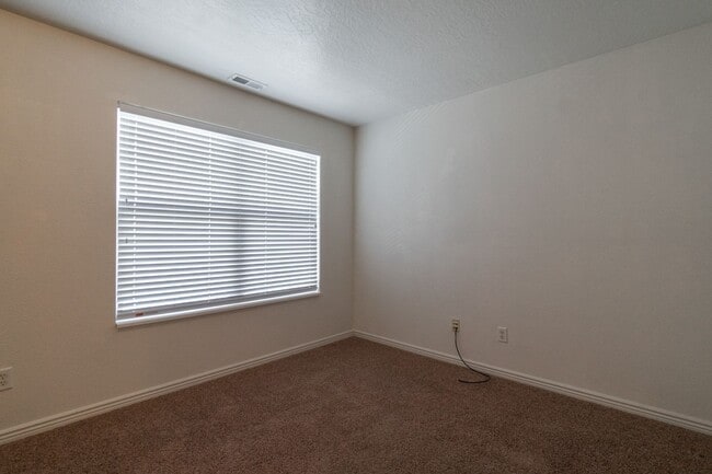 Building Photo - Hidden Valley Townhome For Rent!