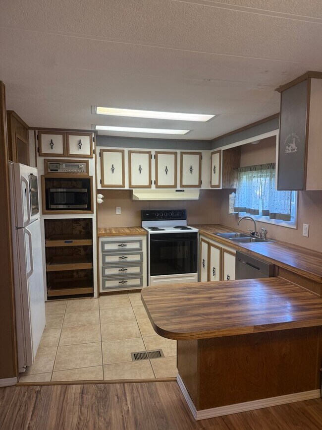 Building Photo - Spacious 3-Bedroom with Storage Shop & Off...