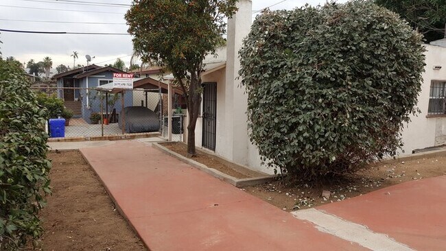 Primary Photo - Charming 1bdr cottage with huge yard and garage!