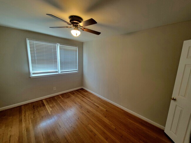 Building Photo - 2224 Graythorn Rd