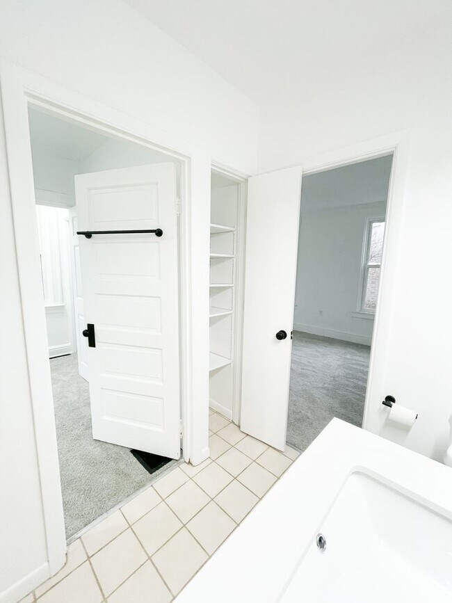 Building Photo - AVAILABLE MAY 2026 - Completely Renovated 2 Bedroom Home!