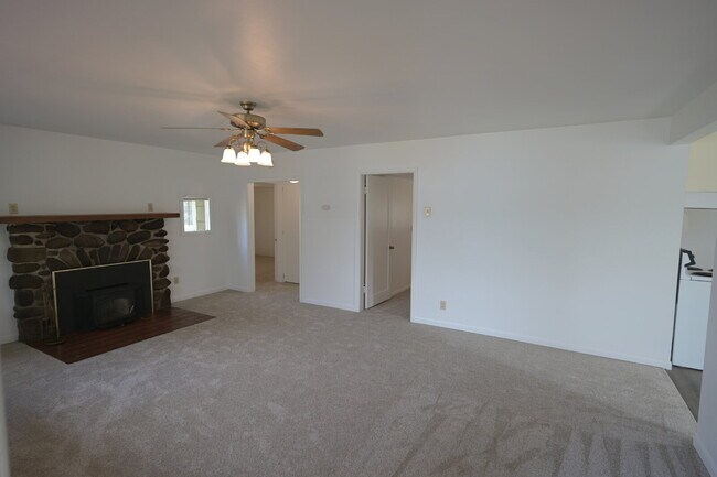 Building Photo - 2 bed 1 bath home with great view of Sequi...