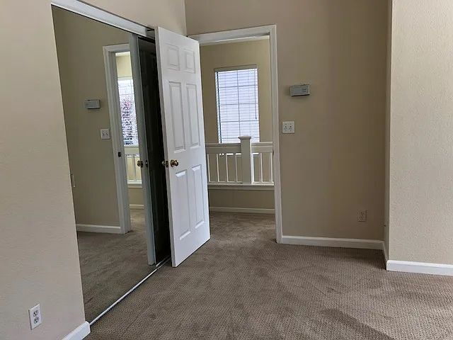Building Photo - Beautiful End-Unit Townhome in Desirable S...
