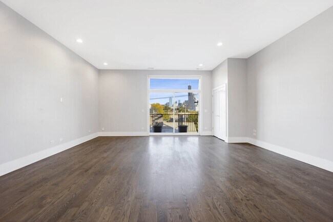 Building Photo - 562 W 18th St