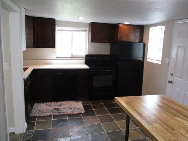 Building Photo - 2 Bedroom, 1 Bathroom Tacoma Home