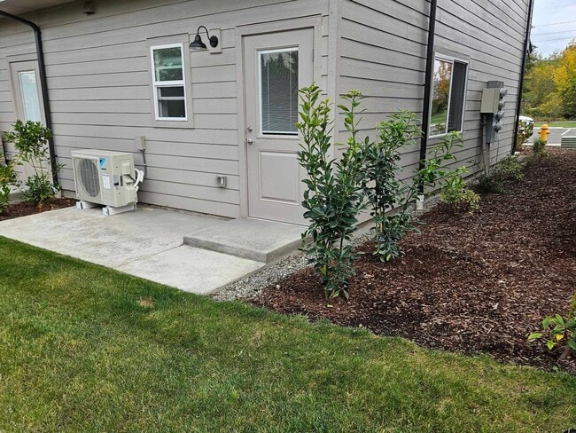 Building Photo - Beautiful Spacious Two Bedroom Townhouse i...
