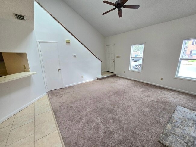 Building Photo - Awesome 3 Bed / 2 Bath Townhome with Open ...