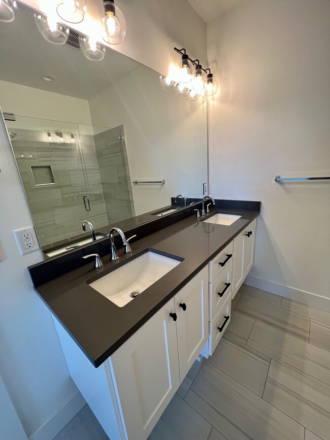 Building Photo - 210 Bogey Ln