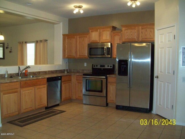 Building Photo - Large upgraded 6-bedroom, 3-bathroom, 3 Ca...