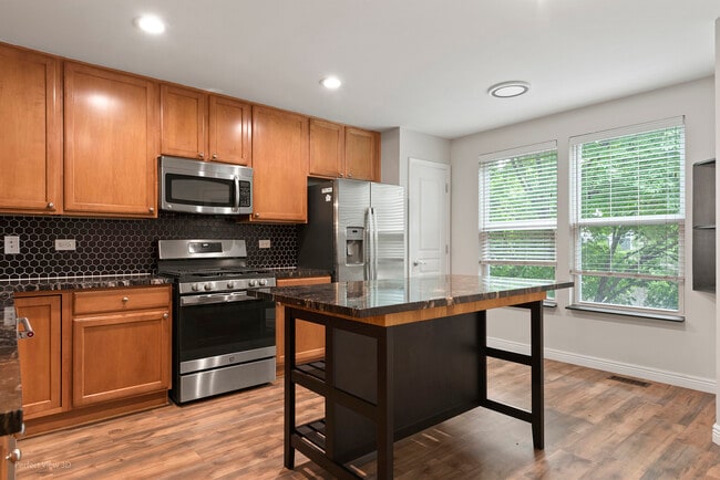 Building Photo - 464 Valentine Way