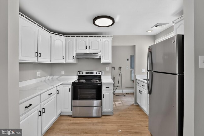 Building Photo - 1539 Reservoir Ave
