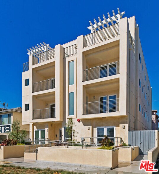 Primary Photo - 1541 S Orange Grove Ave