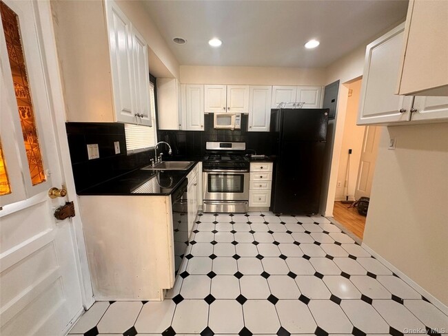 Building Photo - 15-83 208th Place Unit