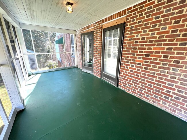 Building Photo - Newly Renovated 3 Bedroom Home in Lawrence...