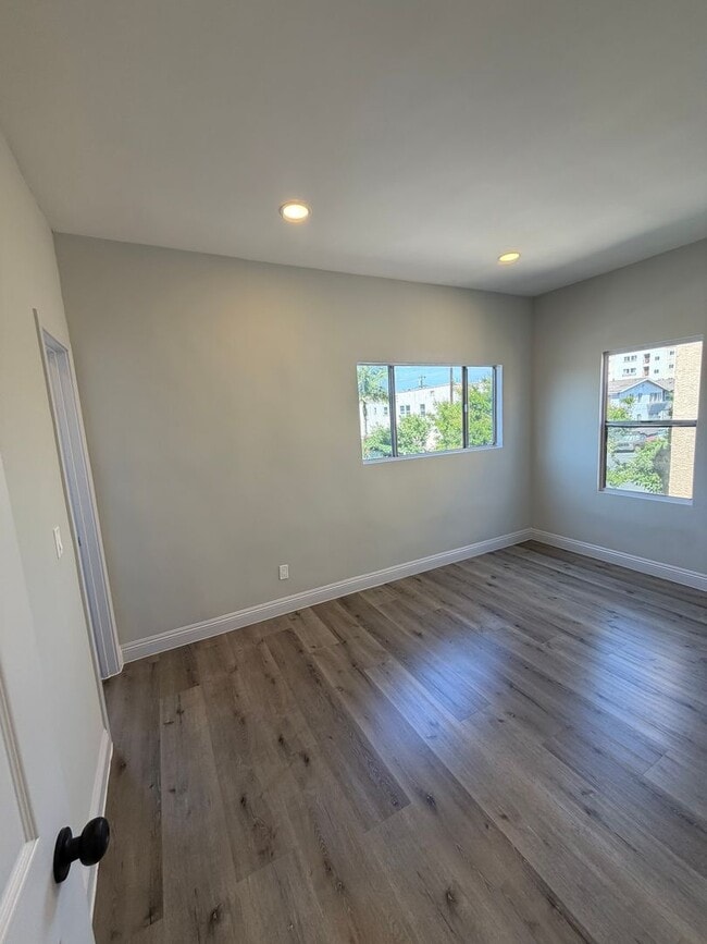 Building Photo - 1044 W 42nd Pl