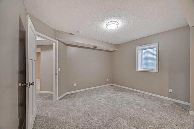 Building Photo - Spacious 4-Bed 4-Bath Home in Buffalo - Available 7/1!