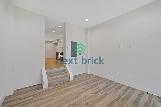 Building Photo - "Charming 3-Bedroom Townhouse Oasis in Heart of Seattle – Spacious 1460 Sq Ft with 2 Full Baths!"