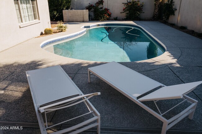 Building Photo - 6629 E Dreyfus Ave