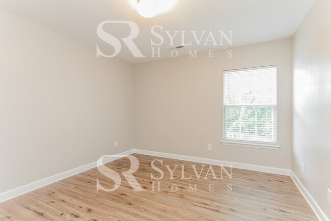 Building Photo - Spacious 3BR Home with Garage!