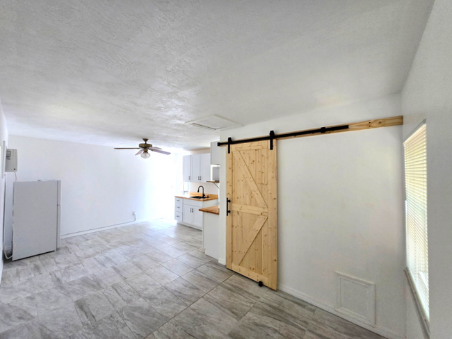 Building Photo - 1611 Canterbury Rd N