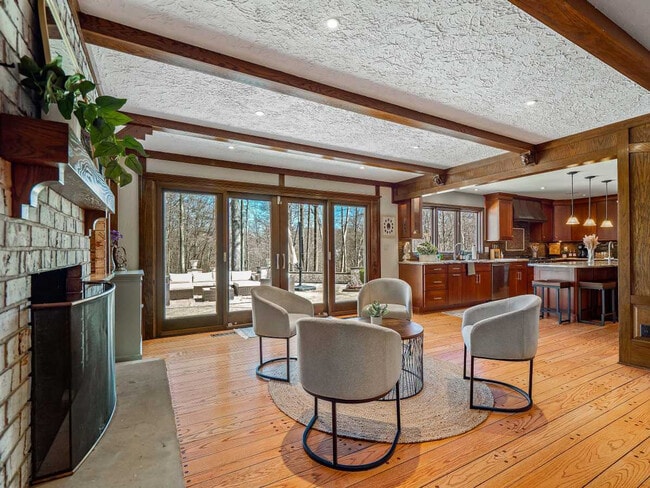 Building Photo - 1811 Breezewood Dr