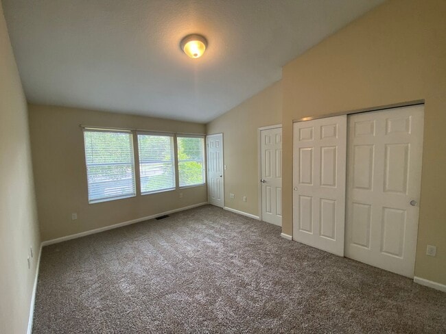 Building Photo - Beautiful 2/2.5 in Desirable Arrowood Community