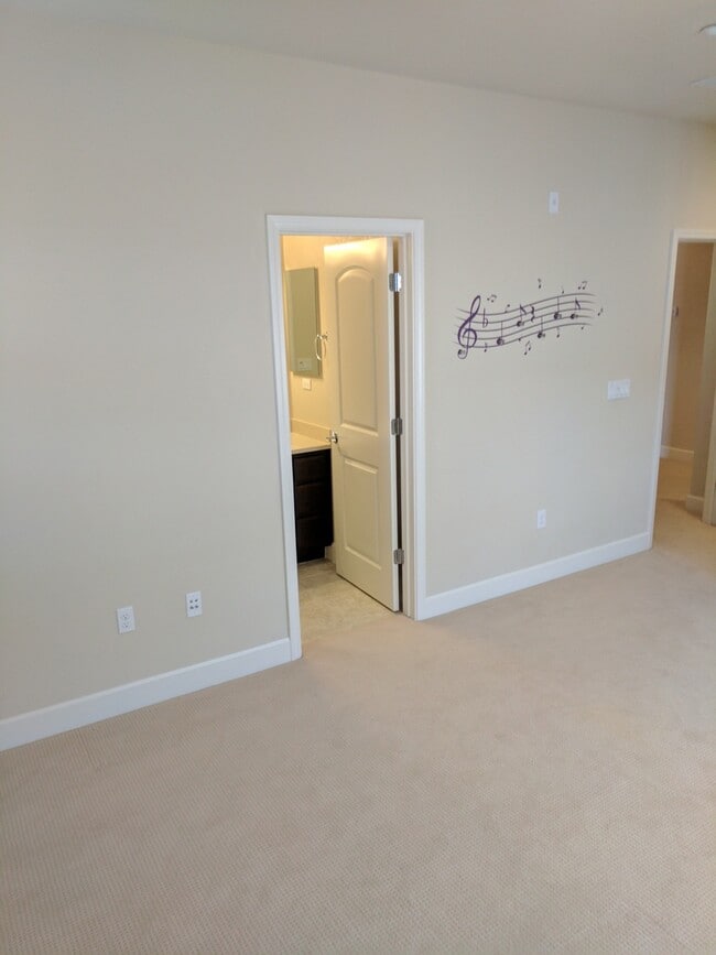 Building Photo - Luxury 3 bedroom 3 bath located in great a...