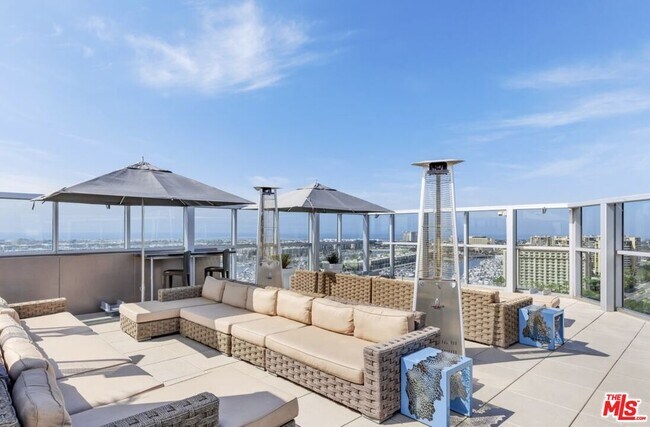 Building Photo - 13700 Marina Pointe Dr